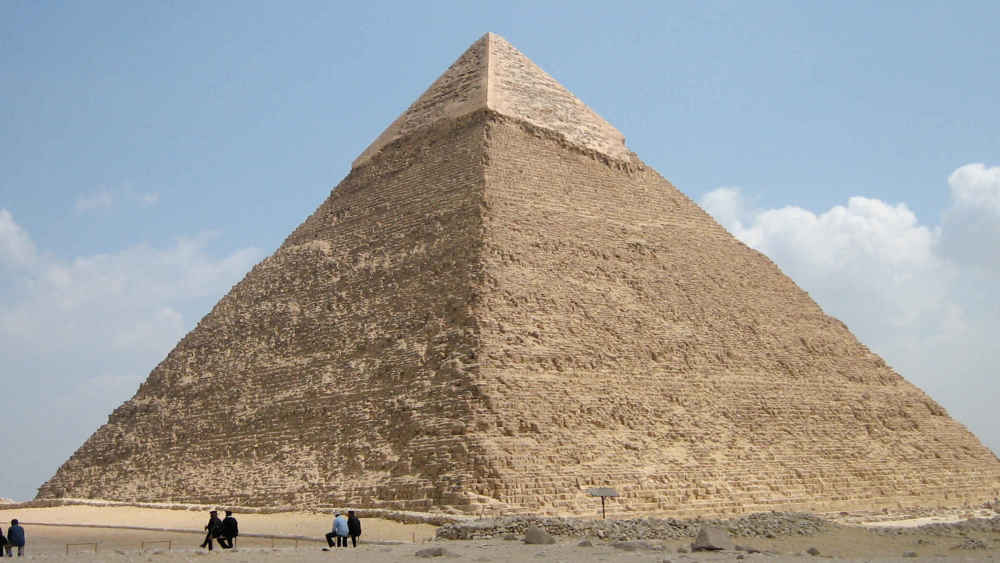 经过数千年的岁月侵袭,那至今还矗立在漫天黄沙中的宏伟金字塔,早已经