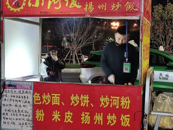 一夜爆红的摆摊背后:有人卖菜馍成网红,有人卖炒面不收钱