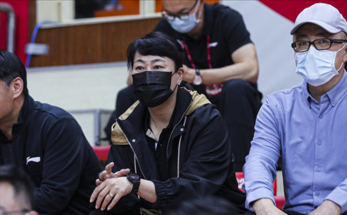 曝辽宁体育局长诸暨观战李洪庆作陪张镇麟妈妈手上钻戒是真大