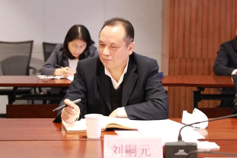 省司法厅副厅长刘嗣元,省法院党组成员,副院长李群星出席座谈会.