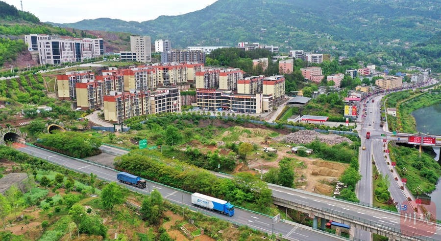 4月19日,巴中市南江县紧靠南江北高速公路互通桥出口的东榆工业园区