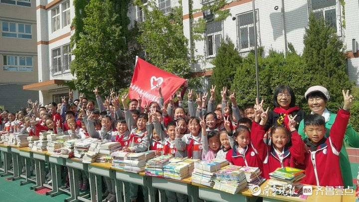 济南机场小学捐出1556本爱心图书,献出一份爱心