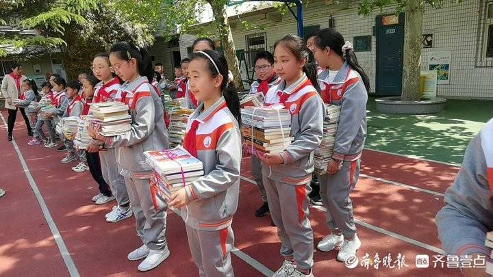 济南机场小学捐出1556本爱心图书,献出一份爱心