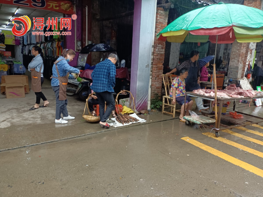 雨天在桂平江口拍到的这一幕