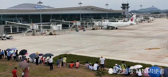 广西玉林首座机场,来"赏机"的游客把路堵得水泄不通