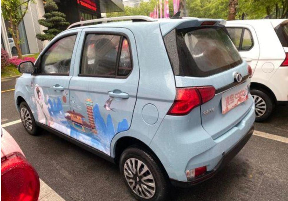 98万起.新车定位纯电动微型车,共推出四款车型.