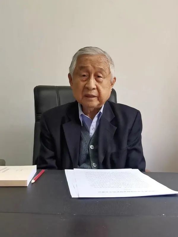 中国体改研究会副会长华生,法国巴黎银行首席经济学家陈兴动,民生银行