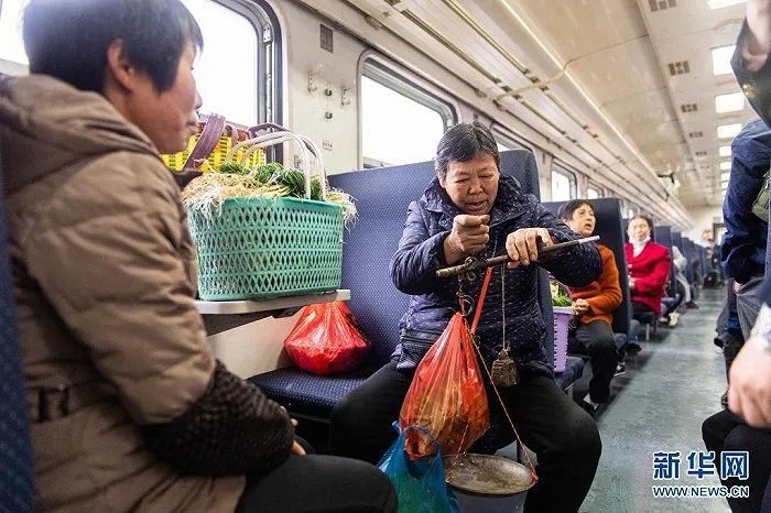 4月11日,乘客在7266次列车上聊天.新华社记者 陈思汗 摄