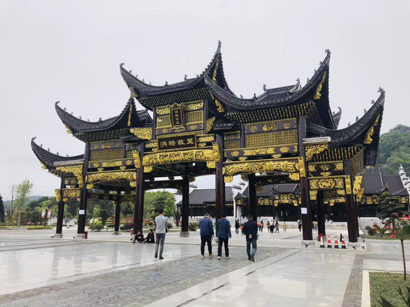 市洪岩镇洪岩仙境西侧小游园景区内,主要包含牌楼,观戏楼,水上古戏台