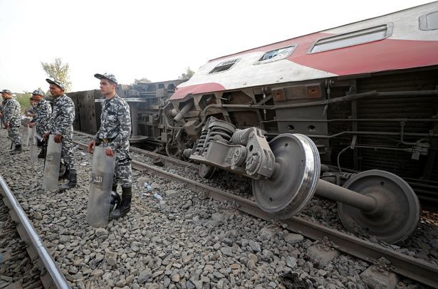 埃及超大火车事故频发,脱轨又有11人死亡98人受伤,现场惨烈