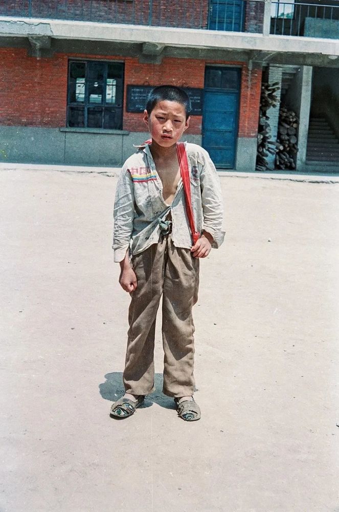 1995年,陕西宝鸡,冬天里的孩子.