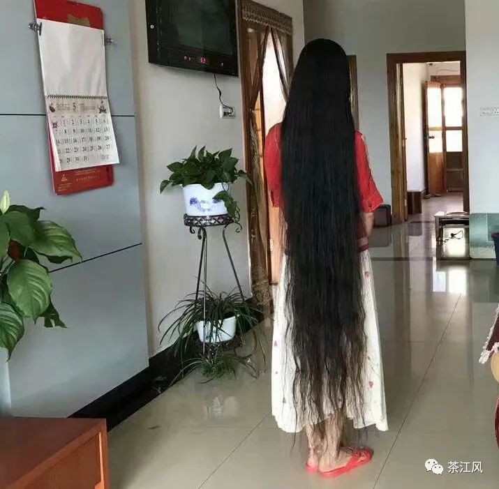 恭城最长的头发原来是她的举止投足中透露出一种与众不同的美