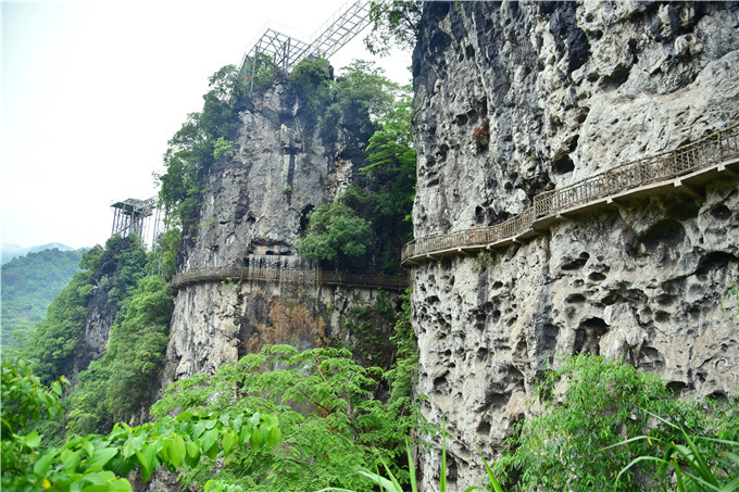 广东清远神峰关瀑布水从地下出,气势磅礴让人知道地下