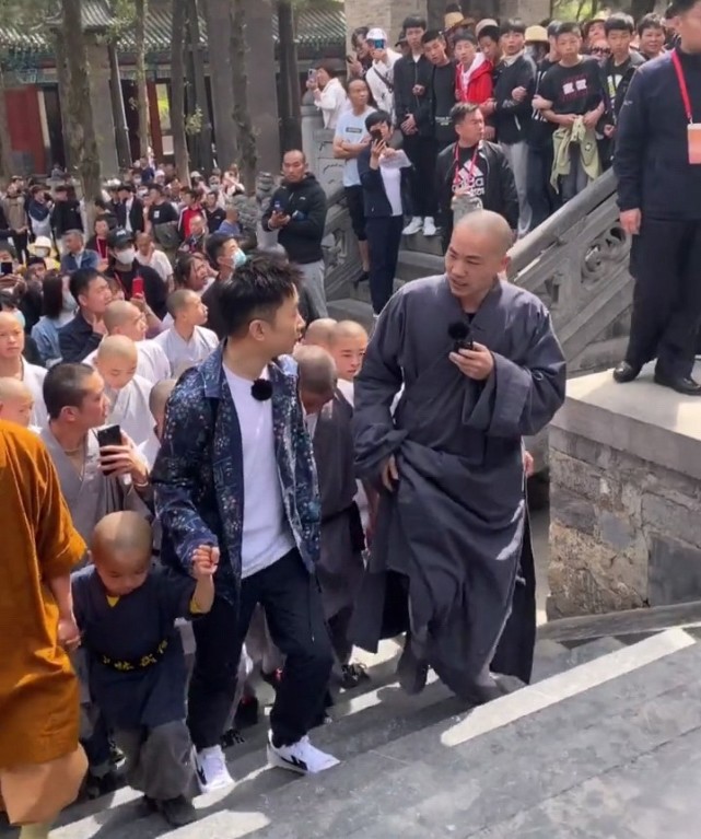 杨迪回应少林寺包场事件避重就轻!现场的这个圈,围得真挺大