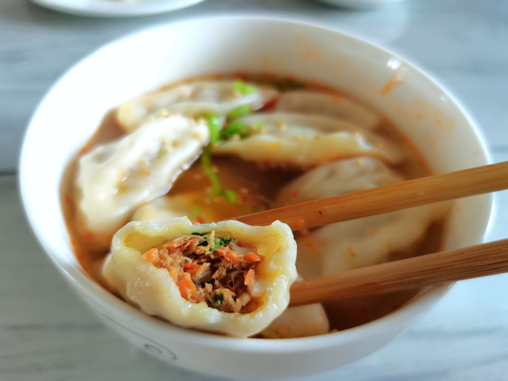 有人说早餐吃饺子很麻烦,其实是很简单的,煮冷冻饺子有个技巧 锅里