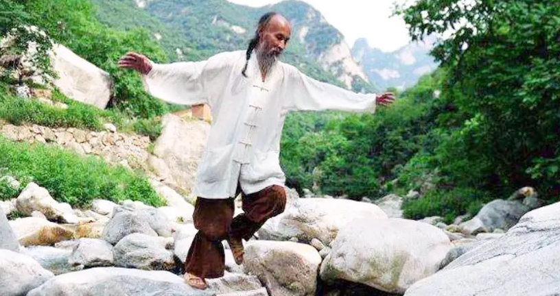 短剧中的隐士，隐居深山的修行之旅，隐士的深山修行之旅，短剧中的隐居之路
