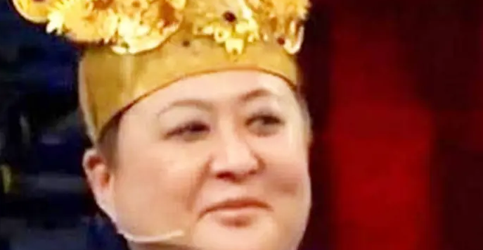 农村大妈头戴凤冠鉴宝,刚一进场,专家:赶紧给我摘下来