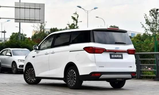 10万级"大7座"mpv,9万多起售,油耗7.4l,还有电动侧滑门?