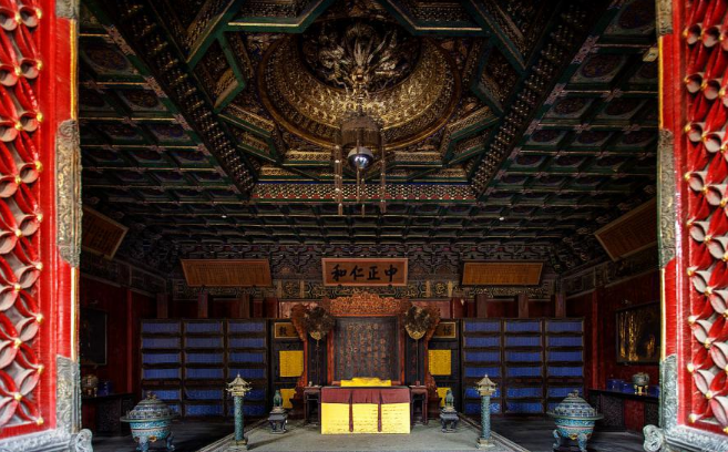 故宫养心殿常年潮湿阴冷,专家撬开地砖后,发现其中的玄机