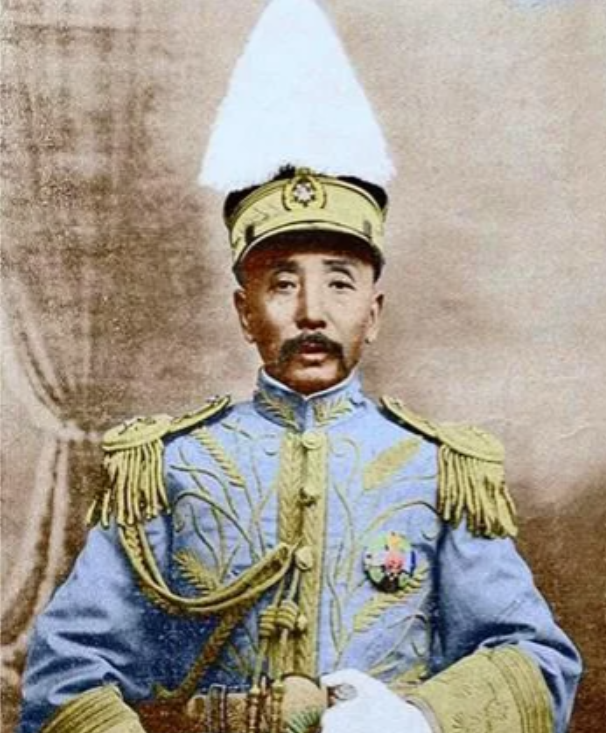 吉林督军孟恩远下野后,张作霖任亲家鲍贵卿为吉林省督军, 张作霖此时