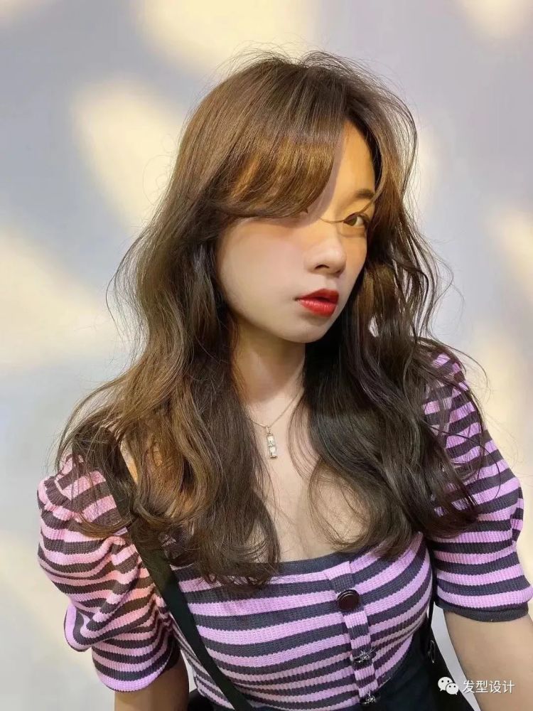 变身辣妹的中长发女生, 烫染一定是最好的选择.