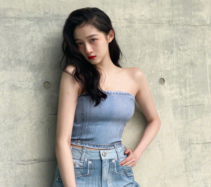 关晓彤穿露肩装拍大片,身形饱满状态极佳,却还是被吐槽了