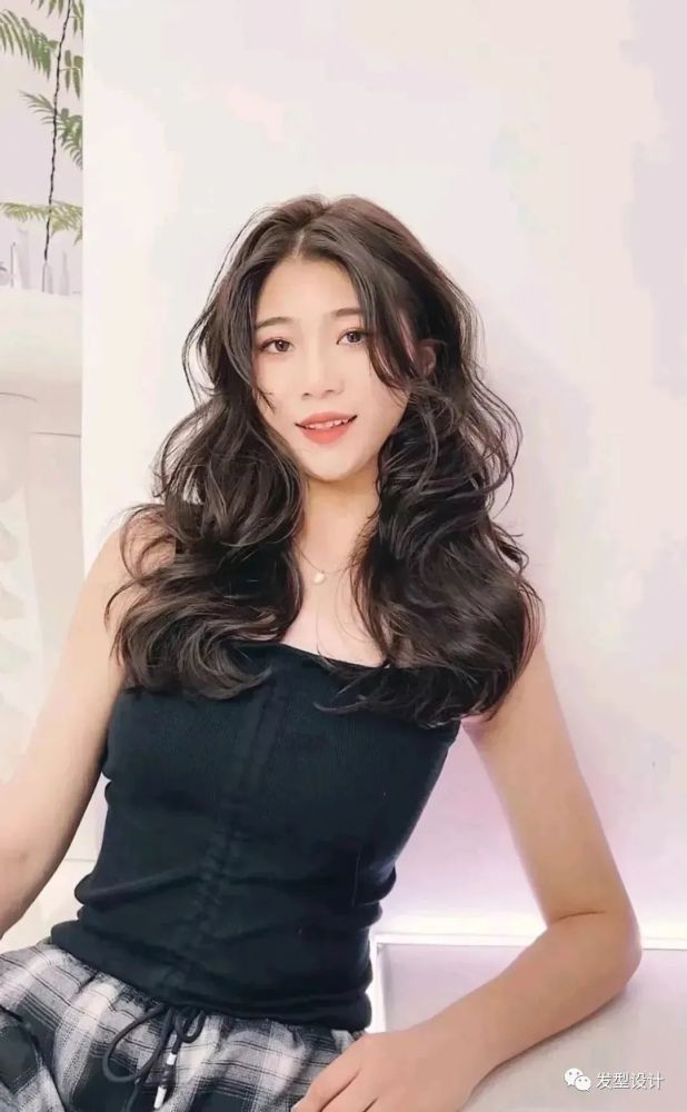 变身辣妹的中长发女生, 烫染一定是最好的选择.