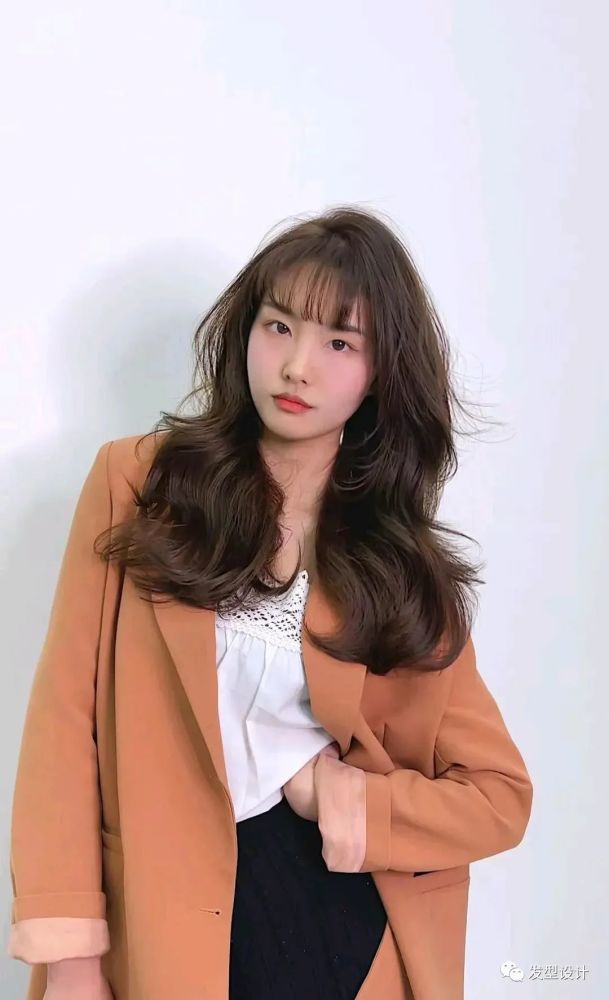 变身辣妹的中长发女生, 烫染一定是最好的选择.