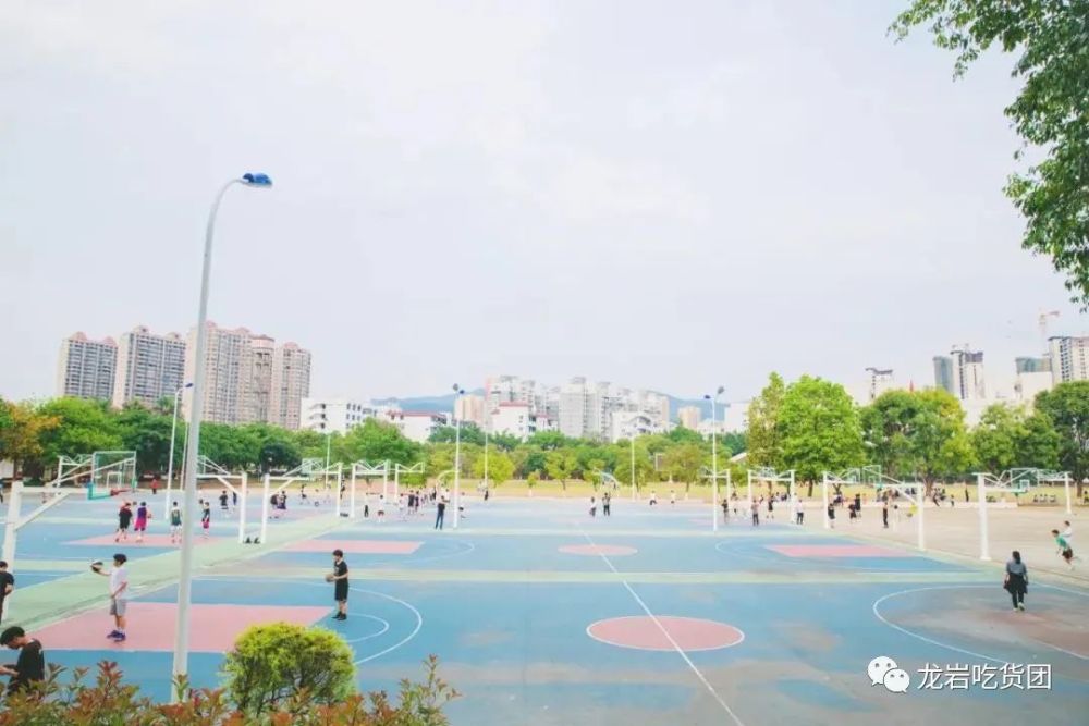 篮球场&槟龙球场○如今在旧宿舍区后边,扩建了几座新的宿舍大楼,命名"