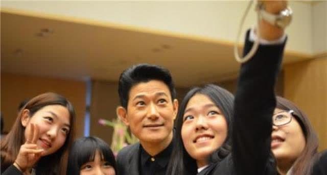 主持人矢野浩二近况曝光,回日本发展不顺利,女儿入中国国籍
