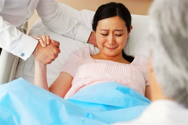 比备皮更尴尬的,是生小孩时被"参观",产妇还不敢拒绝