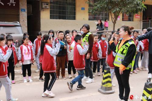 潆溪小学设立"护学岗 为学生筑起"安全墙|小学