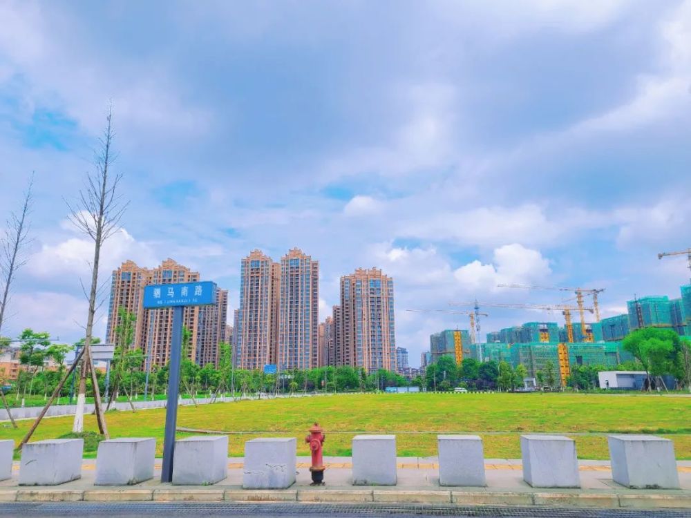 天空却难得有一丝放晴,云朵虽厚,却挡不住夏天的太阳散落大邑县城