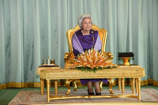 柬埔寨67岁国王真帅84岁王太后裹电光紫裙被惊艳不愧亚洲美后