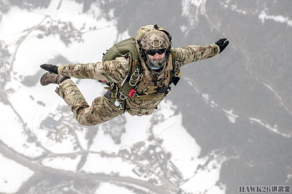 奥地利特种部队直升机伞降训练 积雪山区高跳低开 难度系数五颗星
