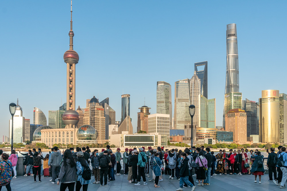 上海外滩碧空如洗游客尽享美景