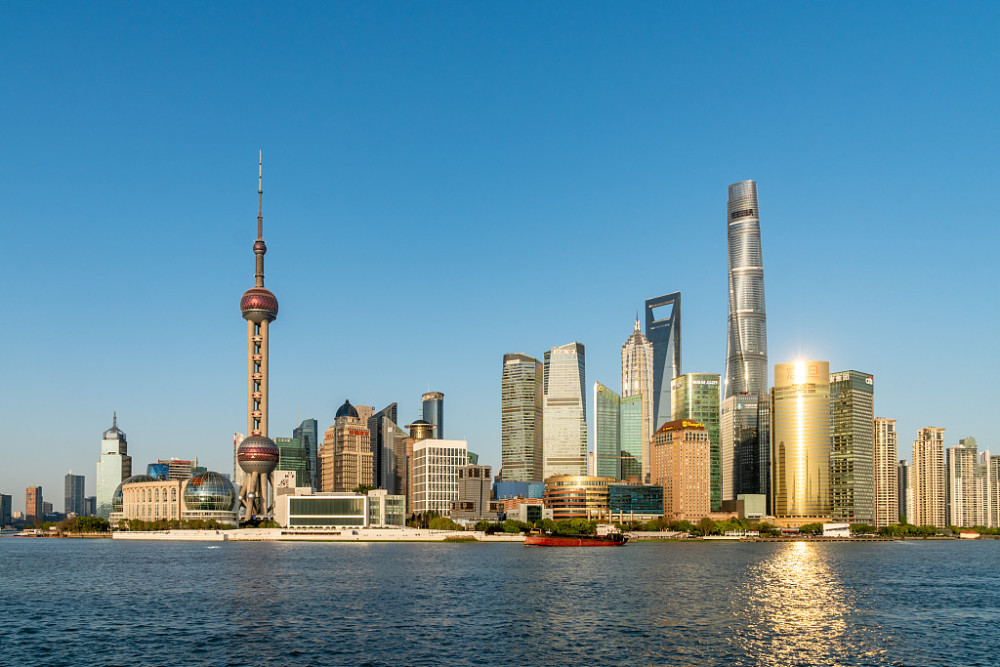 上海外滩碧空如洗游客尽享美景