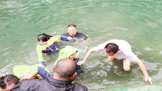 两小孩溺水父亲先救自己孩子被骂自私反击的话让所有人哑口无言