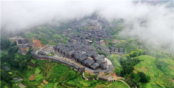 龚普康)连日来,受持续降雨影响,广西柳州三江侗族自治县多地出现云雾