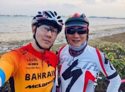 林俊杰晒与爸爸合照为其庆生 父子俩对镜浅笑颜值高