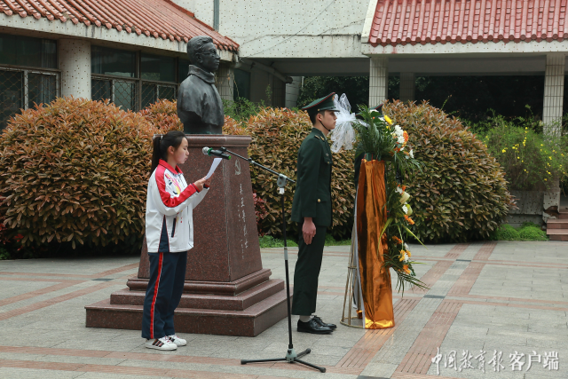 师生在吴亚鲁烈士塑像前举行纪念仪式 时道波摄(学校供图)