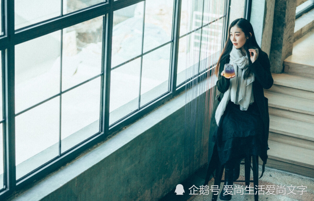 村里漂亮的女博士竟然挺着大肚子在外面捡垃圾吃,我很心疼她!