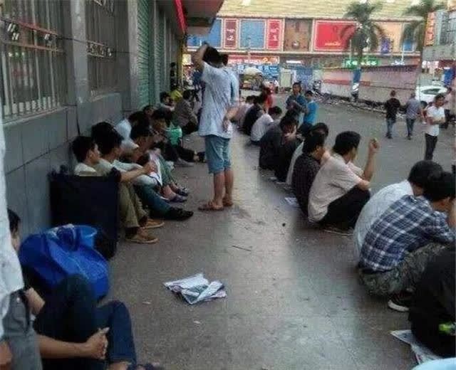 传说中的深圳"三和大神":一群脱轨的年轻人,在这里混吃等死