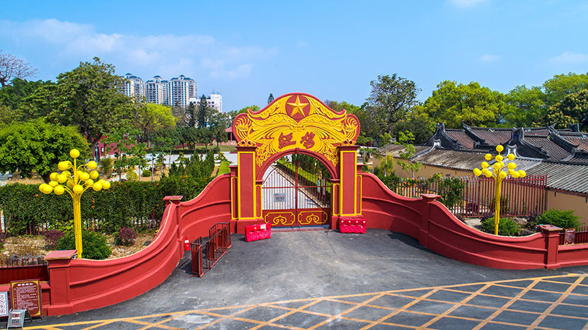 海丰县苏维埃政府在红宫红场成立,通过了"没收土地案"等八项政治纲领