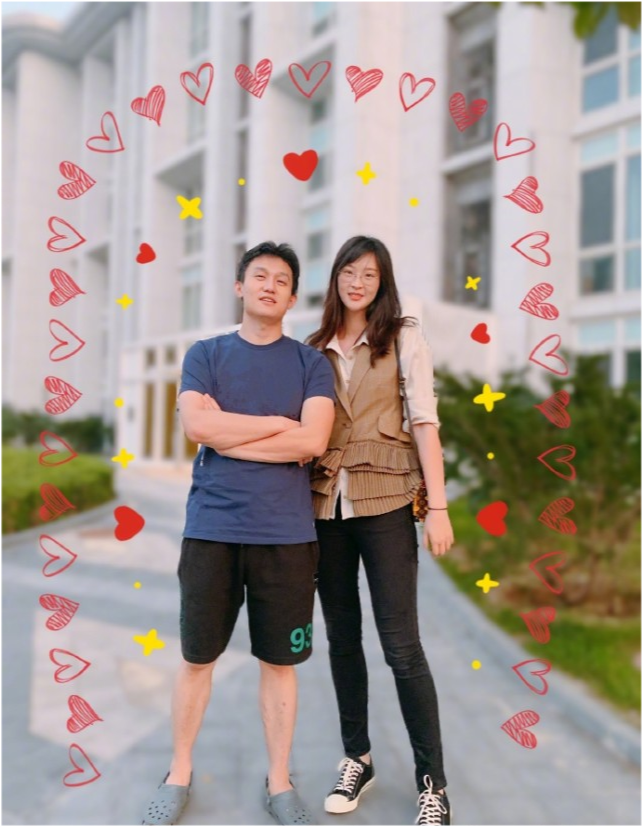 胖了一圈快卸货惠若琪挺孕肚与闺蜜吃饭晒照调侃孕妇餐量较多
