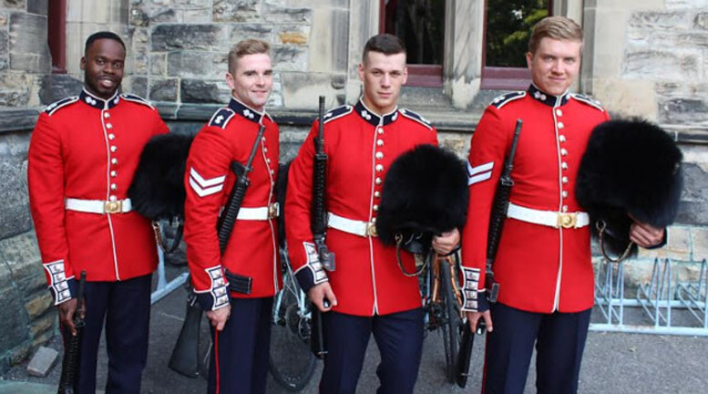 英国皇家卫队有5个近卫步兵团,身穿红色制服,士兵军衔