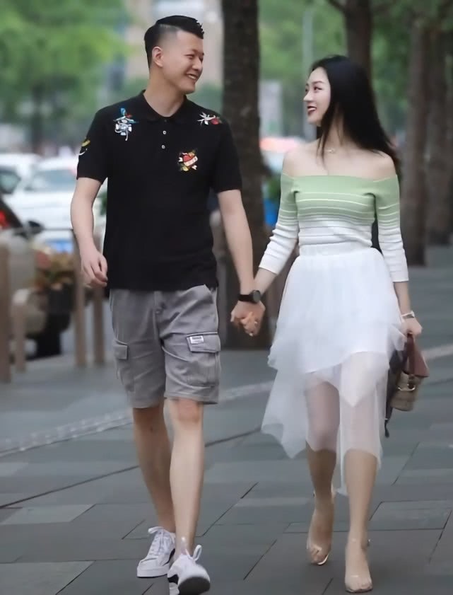 腿精情侣逛街却带火了一种虐狗式穿搭叫我们不一样