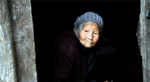 湖北老太去世28年后,孙子清点遗物时发现一铁盒,才知她真实身份