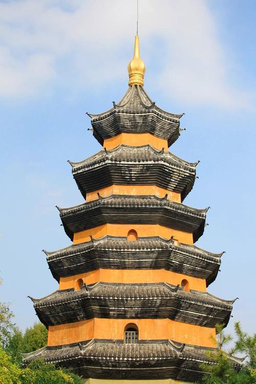 古朴而又庄严,是富有佛教风格的古典建筑,江苏省淮安文通塔