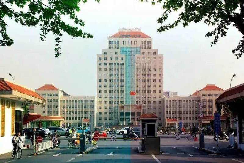 扬州大学,坐落于长江,古运河之滨的历史文化名城——江苏省扬州市,是